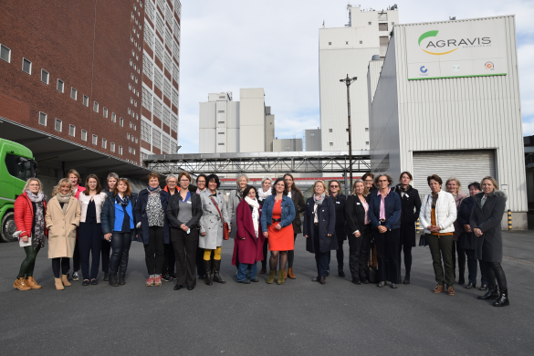 Dr. Elke Müller-Mußmann (6. v. re.), Leiterin des AGRAVIS-Bereichs Futtermittel, empfing die „Women in Agribusiness“ zu ihrem 10. Netzwerktreffen in Münster.